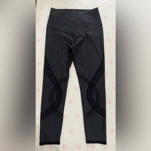 FANKA Women’s High-Waist Black Leggings with Subtle Graphic Detail